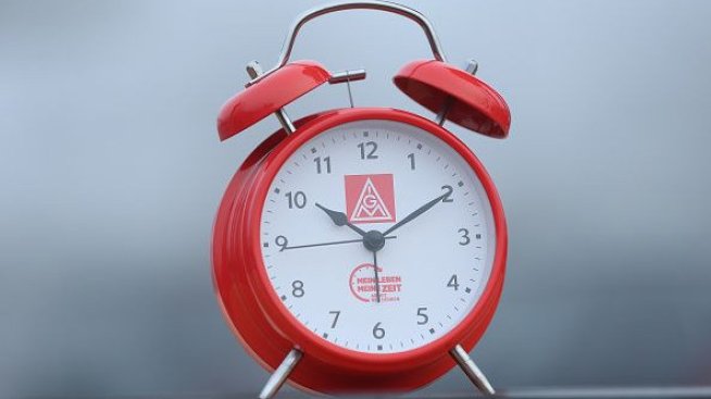 Работата от разстояние откъсна служителите от класическия офис, но не и от класическото работно време