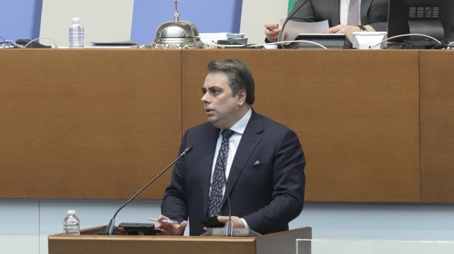 Народното събрание прие окончателно &bdquo;исторически&ldquo; бюджет след три гласувания