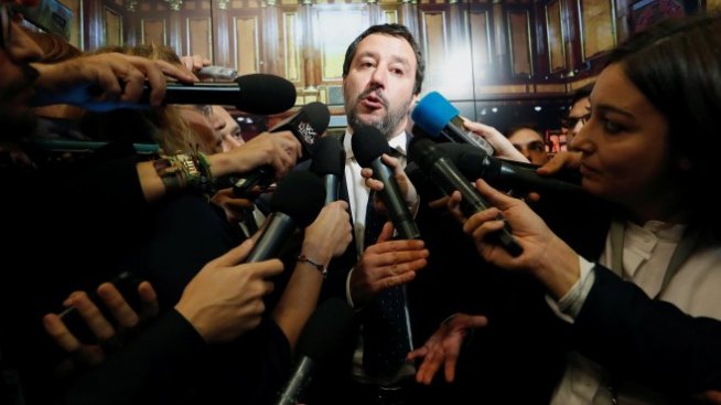 Атаките на Рим срещу политическото статукво застигнаха и Меркел