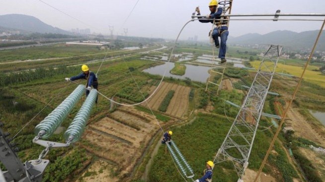 Потреблението на ток в страната продължава да пада