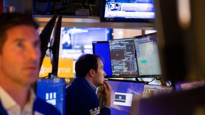 Dow Jones отстъпи леко от петъчните рекорди 