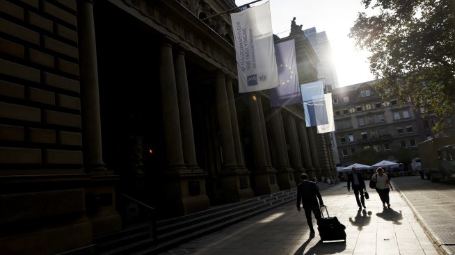 Ръстът на заплатите в еврозоната отстъпва от рекордните нива и подкрепя нови лихвени понижения