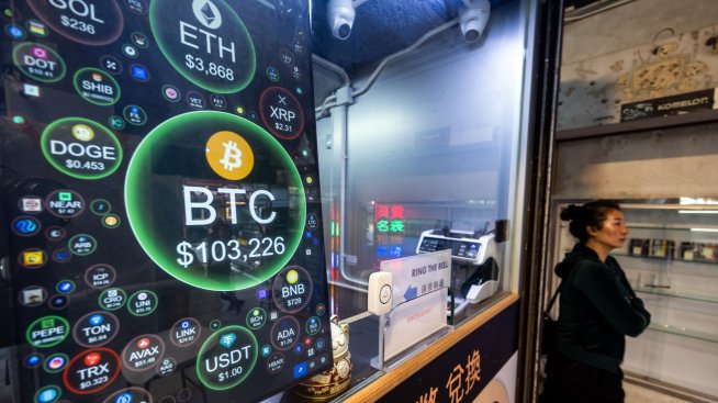 Цената на биткойна задълбочава спада&nbsp;на фона на рекорден отлив на капитал от ETF-ите