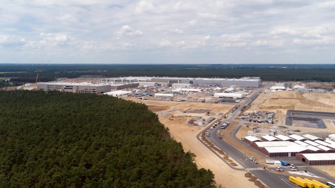 До завода на Tesla в Германия може да изникне китайска фабрика