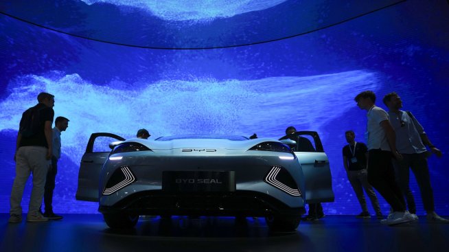 Китайските електромобилни марки залагат на закъсалите дилъри в Европа