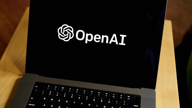 Bloomberg: Първото устройство на OpenAI ще е мобилен умен гласов асистент без екран