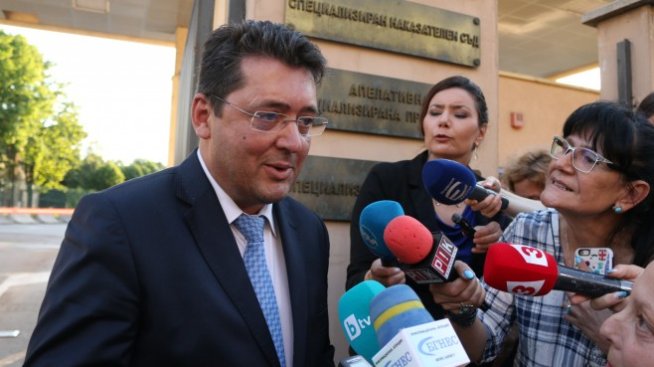 Секретарят на президента Узунов и Пламен Бобоков са обвинени в търговия с влияние 