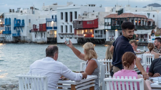 Инфлацията в Гърция се забави, но все още е близо до 30-годишния си връх