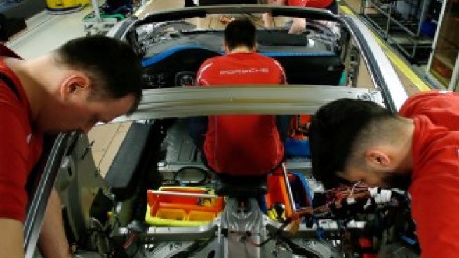 Моделите на Porsche сами ще ходят в сервиза