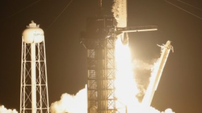 Space X изстреля космическа капсула към Международната космическа станция