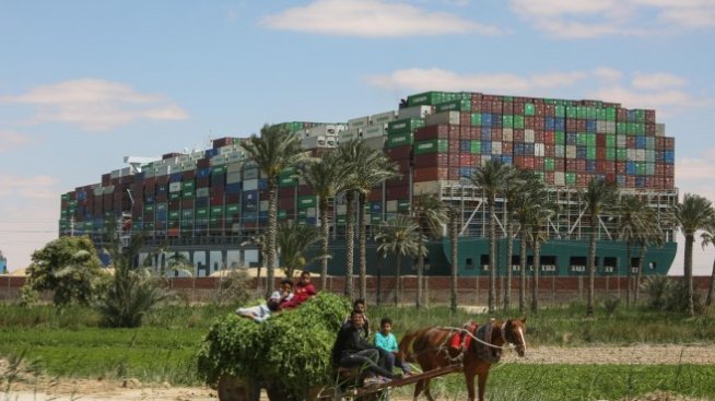 Корабът, задръстил Суецкия канал, е частично върнат на вода