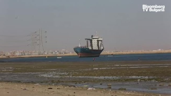 Стотици кораби са в очакване Суецкият канал да се отпуши