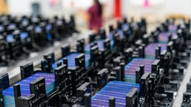 Нов изстрел във войната: САЩ готвят още мита за износителите на китайски соларни модули