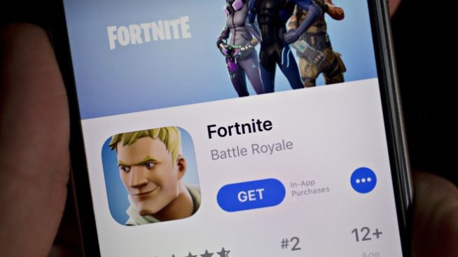 Разработчикът на Fortnite обяви война на Apple и Google 