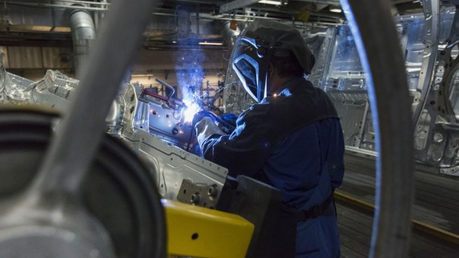 Спадът на бизнес активността във Великобритания се забавя през декември