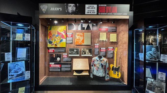 Предмети, свързани с Боб Дилън, бяха продадени на търг за близо 1,5 млн. долара