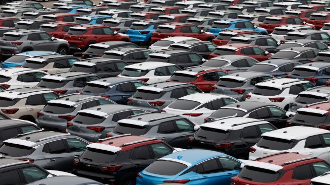 Автопроизводителите компенсират тежестта на митата чрез скрити ценови повишения