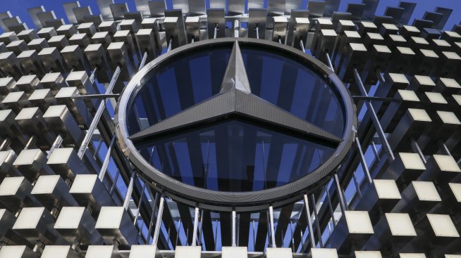 Mercedes сви перспективите за възвръщаемостта заради слабото представяне в Китай