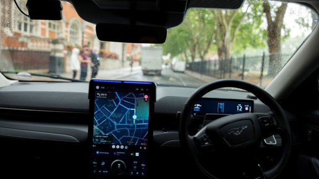 "Такси Волт" планира да тества автономни таксита в България през 2028 г.