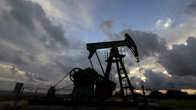 Петролът започва седмицата с леки повишения