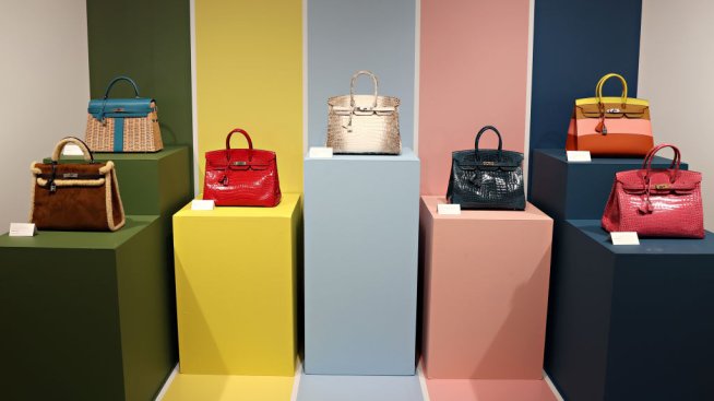 Рядка чанта Birkin с два подписа на актрисата отива на търг