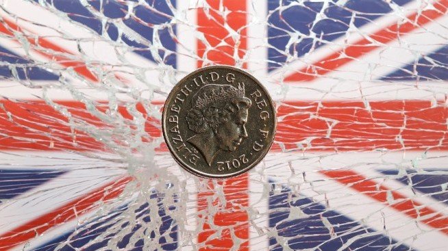 Brexit сваля едновременно паунда и FTSE 100, посочи Мартин Митренцев