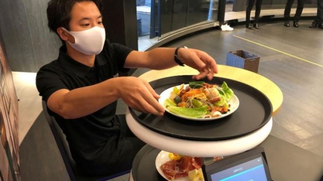 SoftBank планира да пусне на пазара в Япония ресторантьорски робот