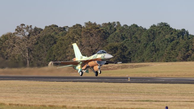 Първият български изтребител F-16 Block 70 кацна в "Граф Игнатиево"