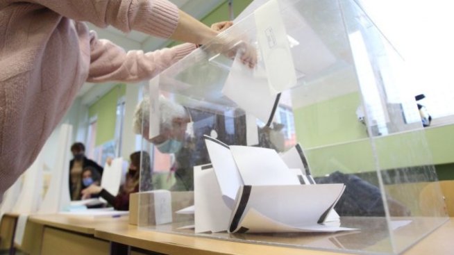 "Има такъв народ" излиза с малка разлика пред ГРЕБ-СДС на финала на кампанията