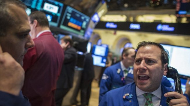 Индексите на Wall Street отстъпиха от върховете след колеблива сесия