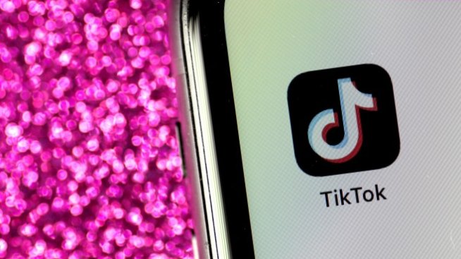 Как TikTok предлага видеа със секс и наркотици на непълнолетни?