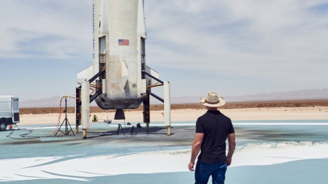 Джеф Безос се върна на земята, след като капсулата на Blue Origin докосна Космоса