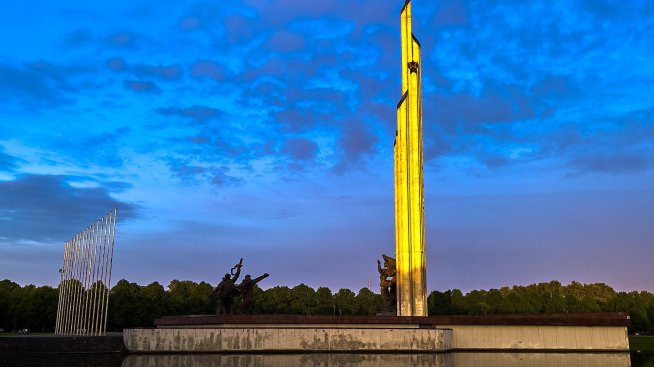 Латвия започна премахването на съветски военен паметник