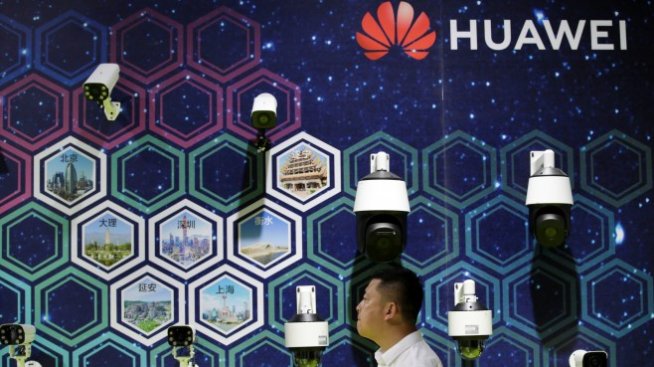 Макрон: Европа няма да блокира напълно Huawei