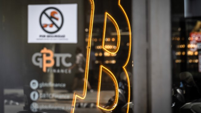 Цената на биткойна удари двуседмично дъно, но не се поддава на лошото настроение
