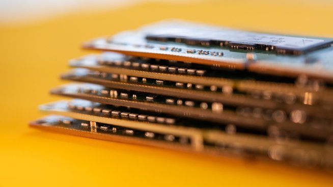 Производителите на чипове с памет се борят със спада на търсенето и цените