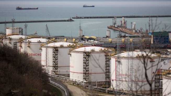 Цените на петрола отново се понижават заради опасения за търсенето*