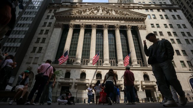 Wall Street започва второто полугодие с отстъпление*