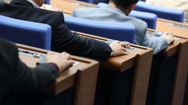 "Възраждане", "Величие" и МЕЧ внесоха вот на недоверие към кабинета &bdquo;Желязков&ldquo;