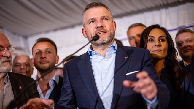 Съюзник на Фицо и противник на помощта за Украйна спечели президентските избори в Словакия