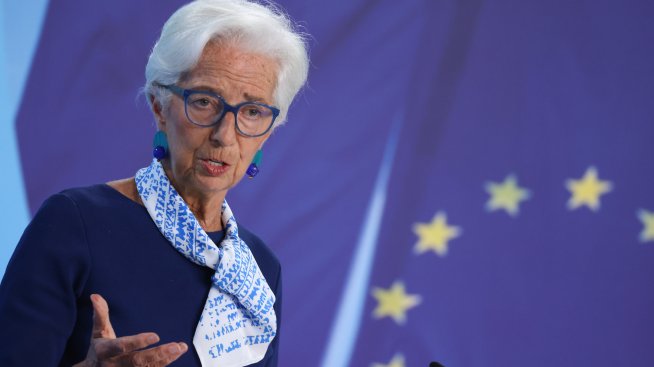 Лагард предвижда забавяне на растежа и продължаваща несигурност заради търговията