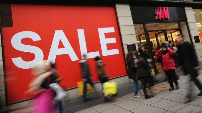 Печалбата на модната верига H&M продължава да спада, но по-бавно