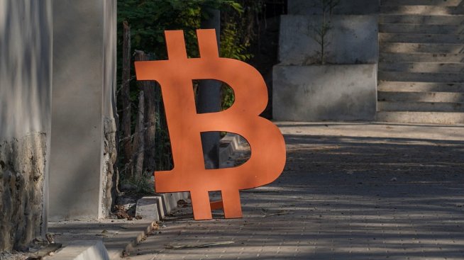 Цената на биткойна се стабилизира, след като потъна заради атаката срещу Израел