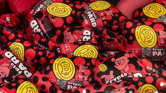 Биткойнът продължава да си връща позиции, минавайки прага от 57 хил. долара