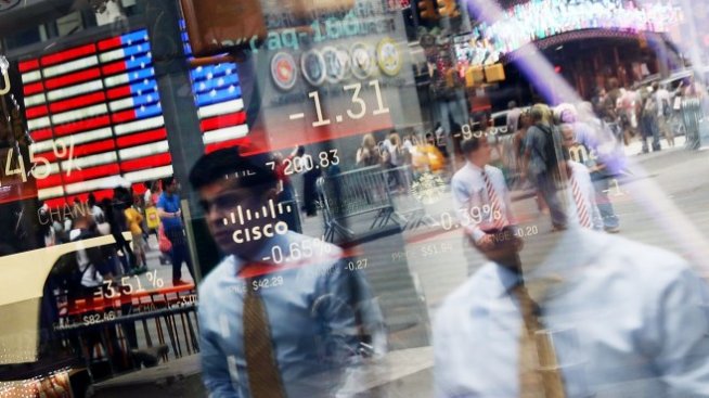 Dow скача с над 400 пункта след силния спад в сряда*