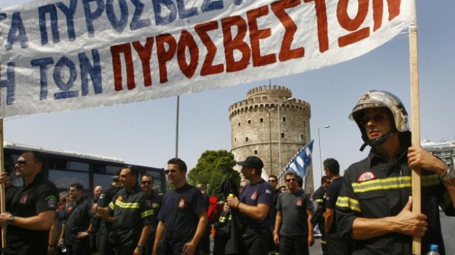 Нов протест срещу пакета икономии блокира Солун 