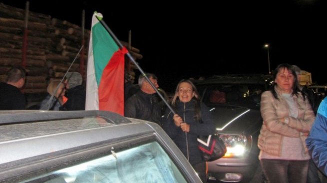 Граждани блокираха автомагистрала "Люлин" 