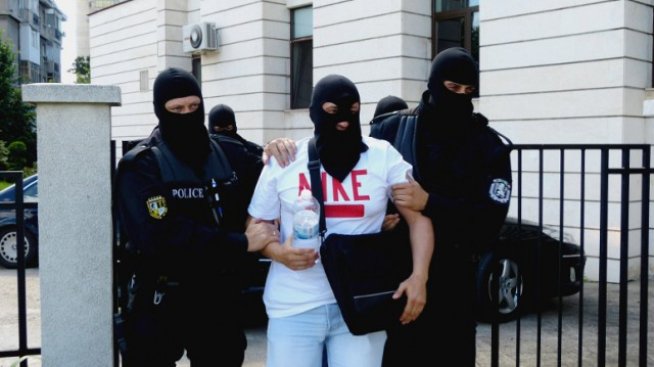 Още трима души са задържани във връзка с имейли и SMS-и срещу банките