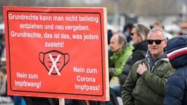 "Полезните идиоти" – антиваксърите сега разпространяват кремълска пропаганда