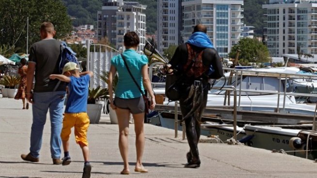 Черна гора обмисля да последва строгите мерки на Хърватия срещу пияни туристи